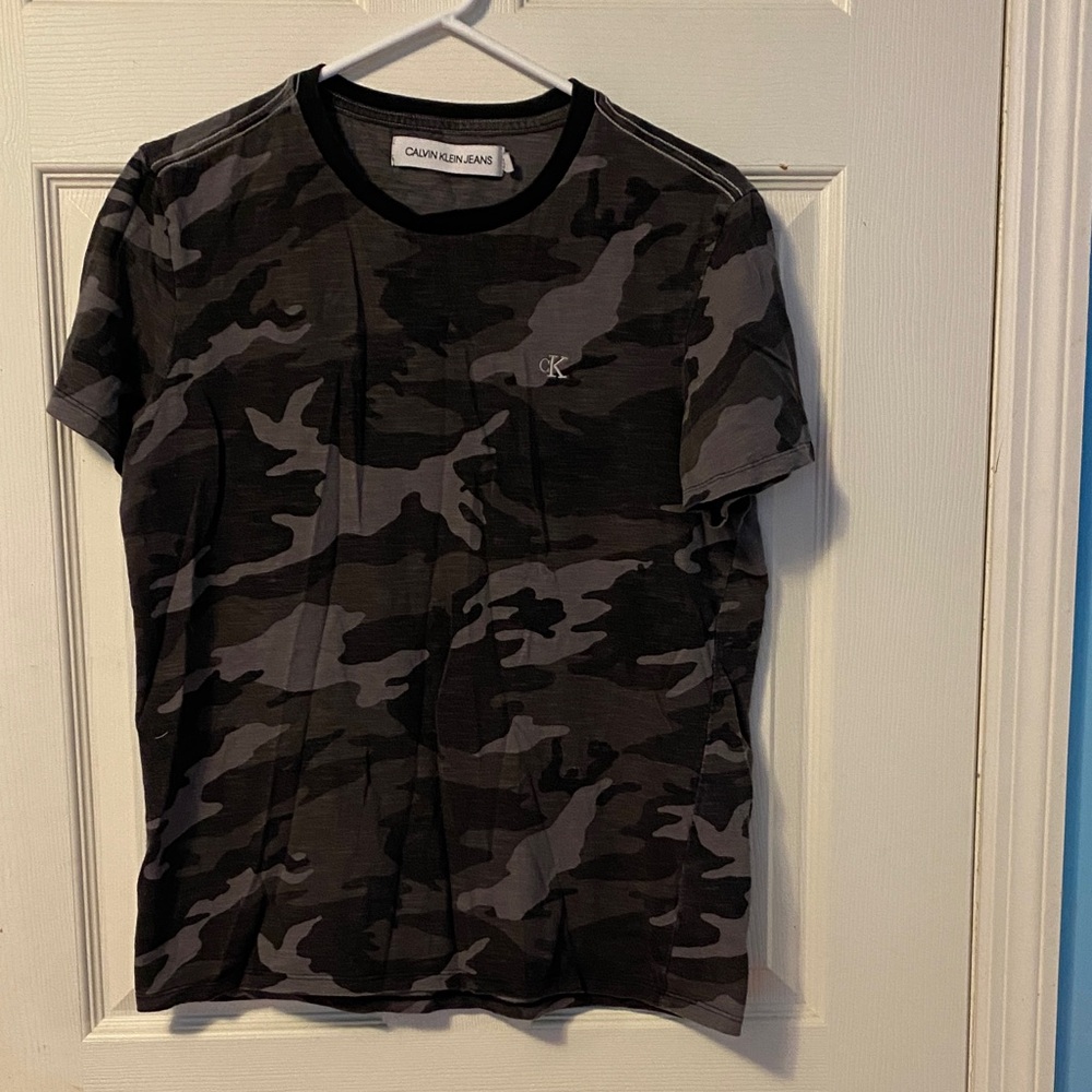 Calvin Klein Men's Camouflage T-Shirt - Black and Gray